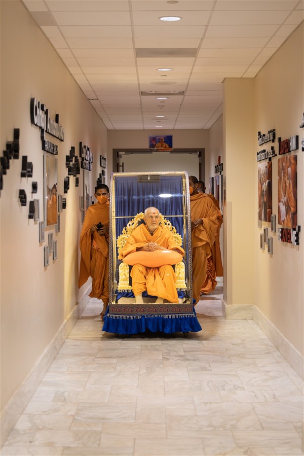 Swamishri on his way to his residence after the assembly