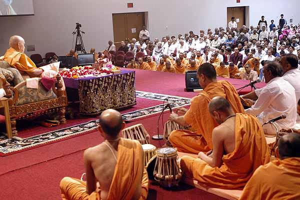 Saints sing kirtans during Swamishri's morning puja