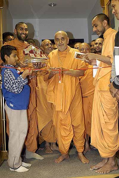  Swamishri officially inaugurates the gymnasium