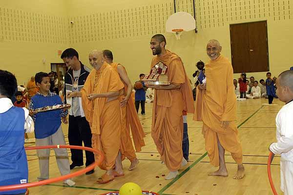 Swamishri blesses and laughs with the balaks 