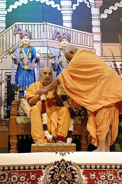 Pujya Doctor Swami presents Swamishri with a garland 