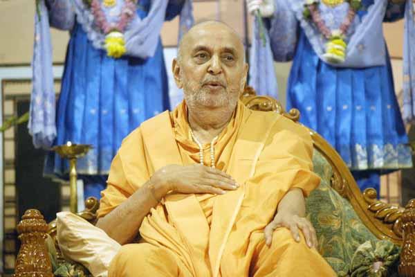 Swamishri blesses the Vadil Din evening assembly 