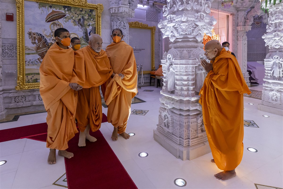 Sadguru Pujya Tyagvallabhdas Swami greets Swamishri with folded hands
