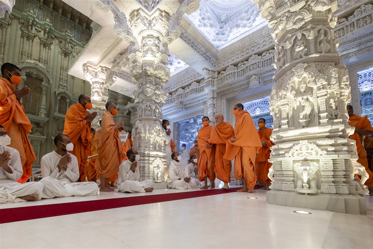 Swamis and sadhaks engrossed in the darshan of Swamishri
