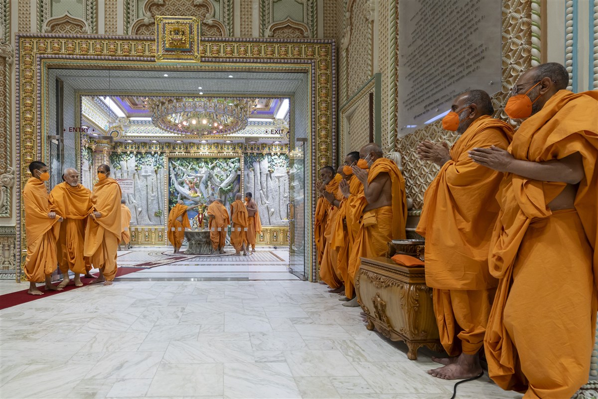 Swamis engrossed in darshan of Swamishri