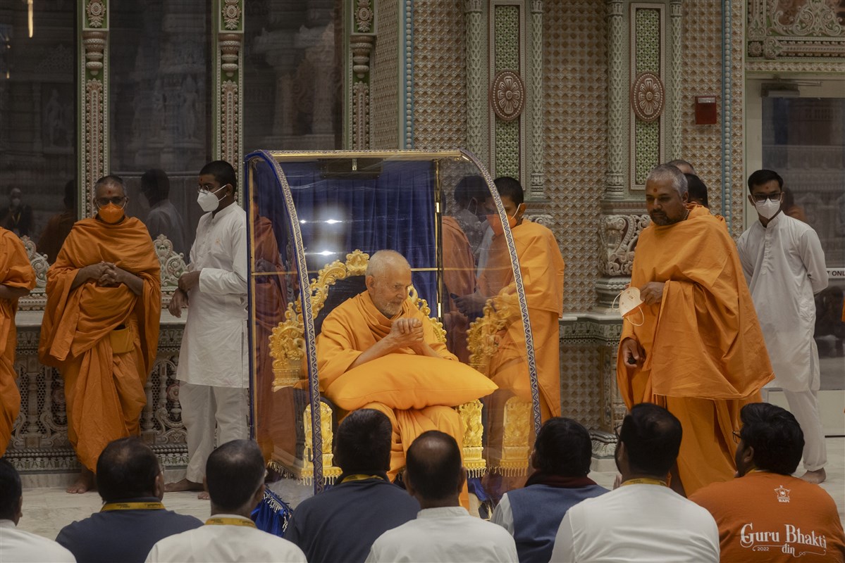 Swamishri acknowledges devotees