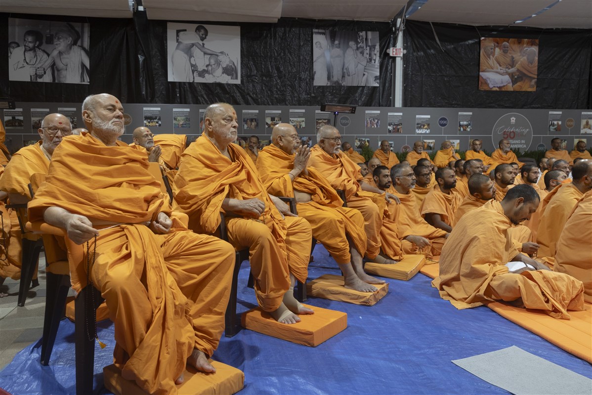 Sadguru swamis engrossed in Swamishri's puja