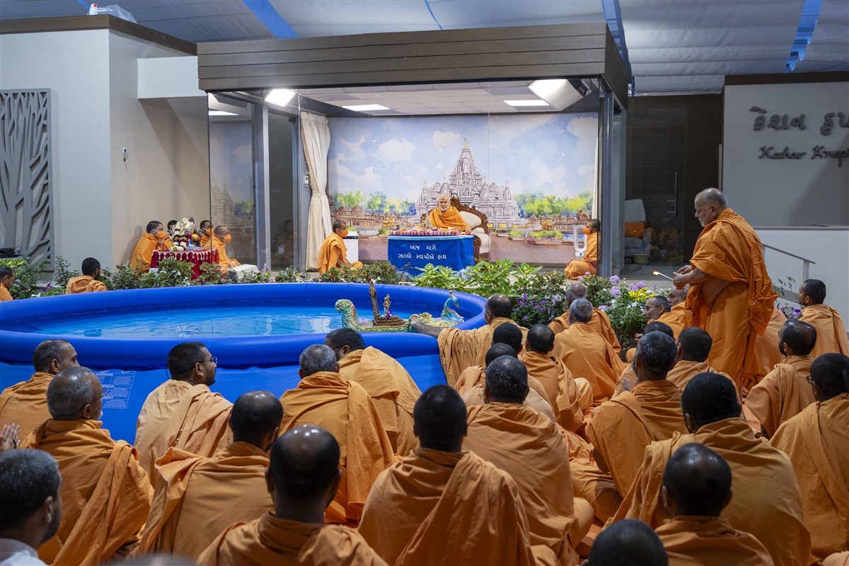 Sadguru Ishwarcharandas Swami performs the celebration  arti
