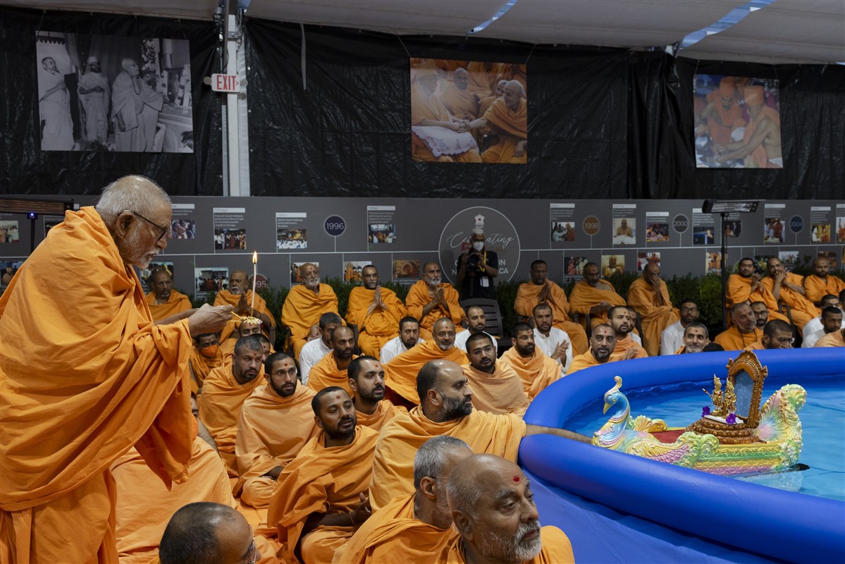 Sadguru Bhaktipriyadas Swami performs the celebration arti