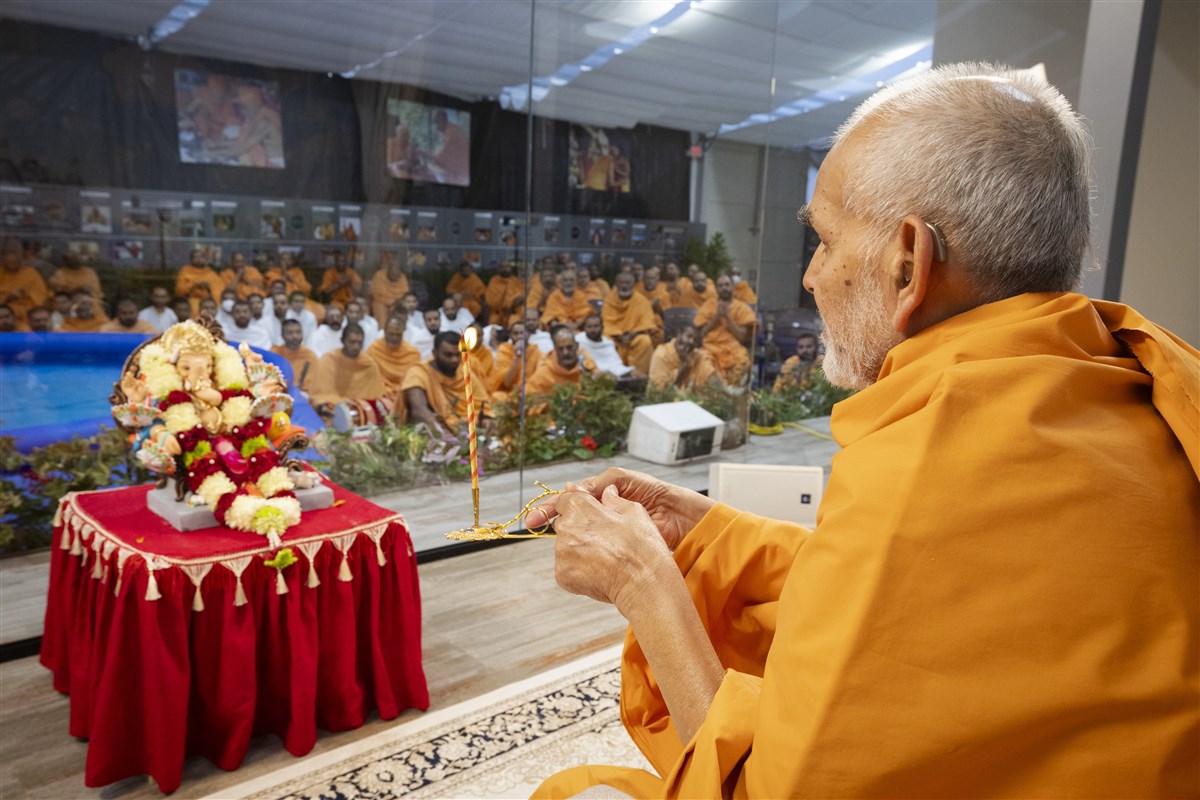 Swamishri performs the final celebration arti