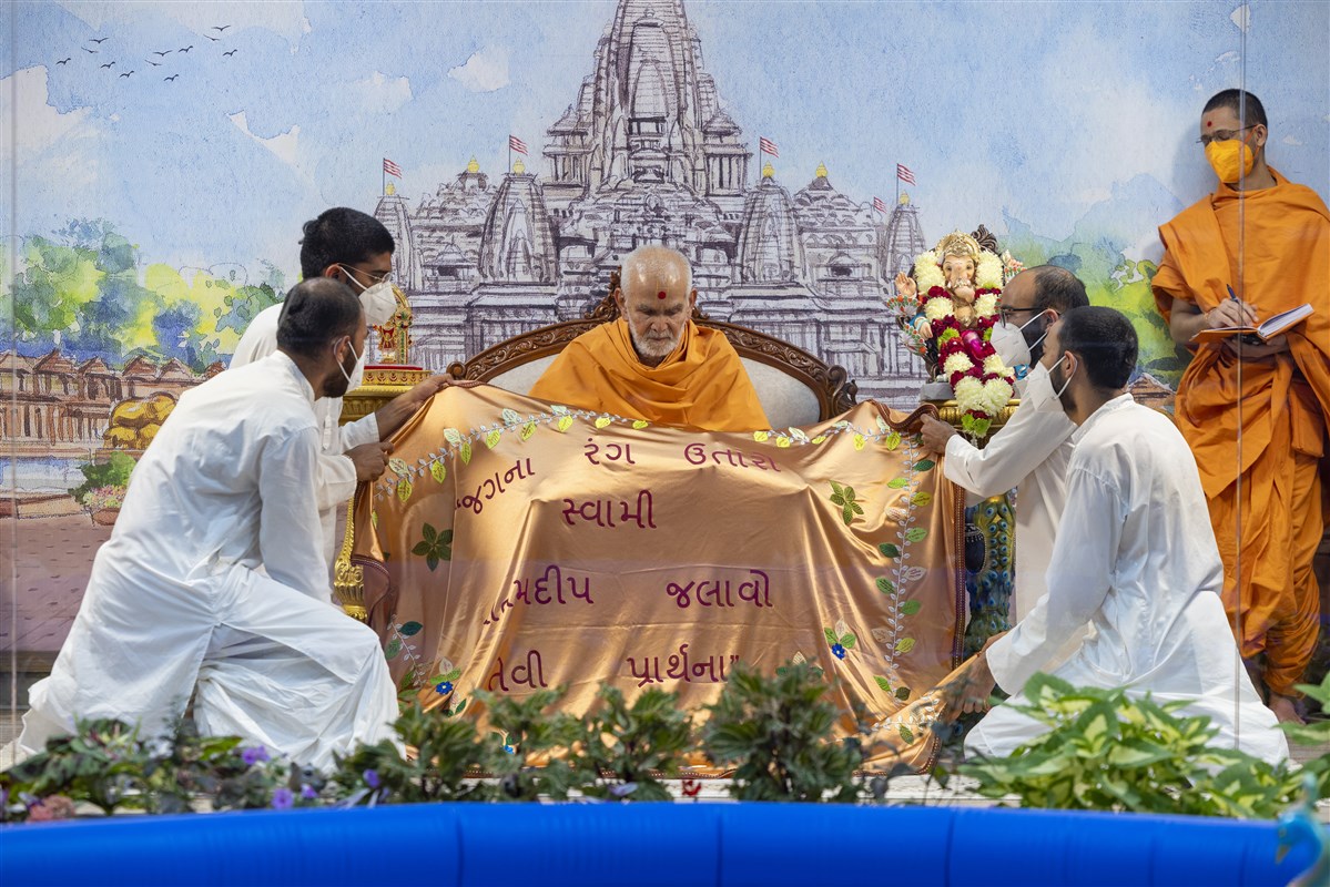 Sadhaks present a shawl to Swamishri