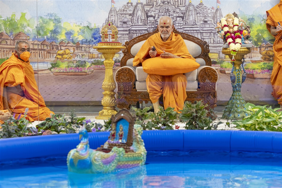 Swamishri maneuver the  boat
