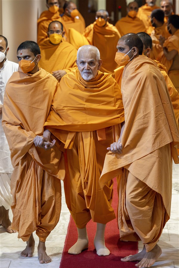 Param Pujya Mahant Swami Maharaj on his way to Thakorji's darshan
