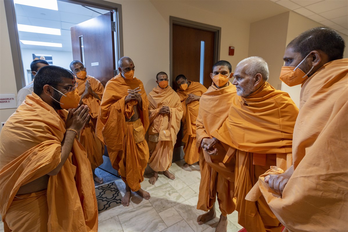 Swamis engrossed in darshan of Swamishri 
