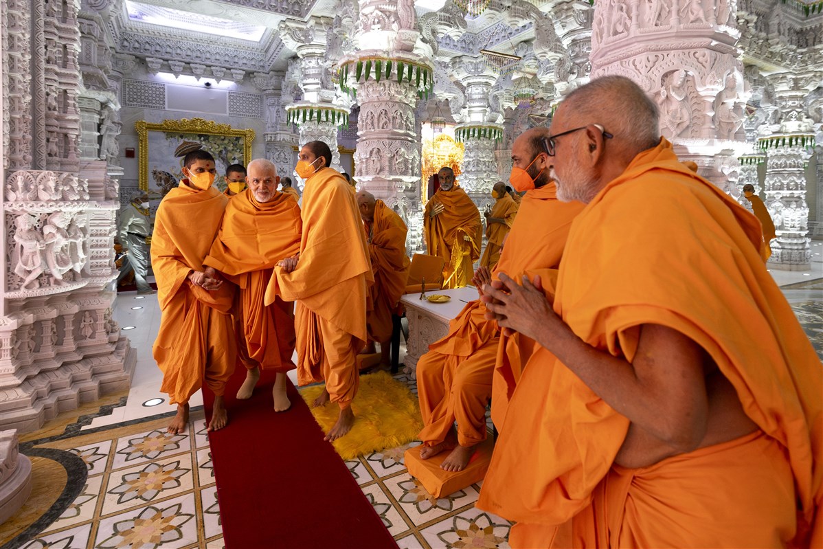 Sadguru Pujya Bhaktipriyadas Swami greets Swamishri with folded hands