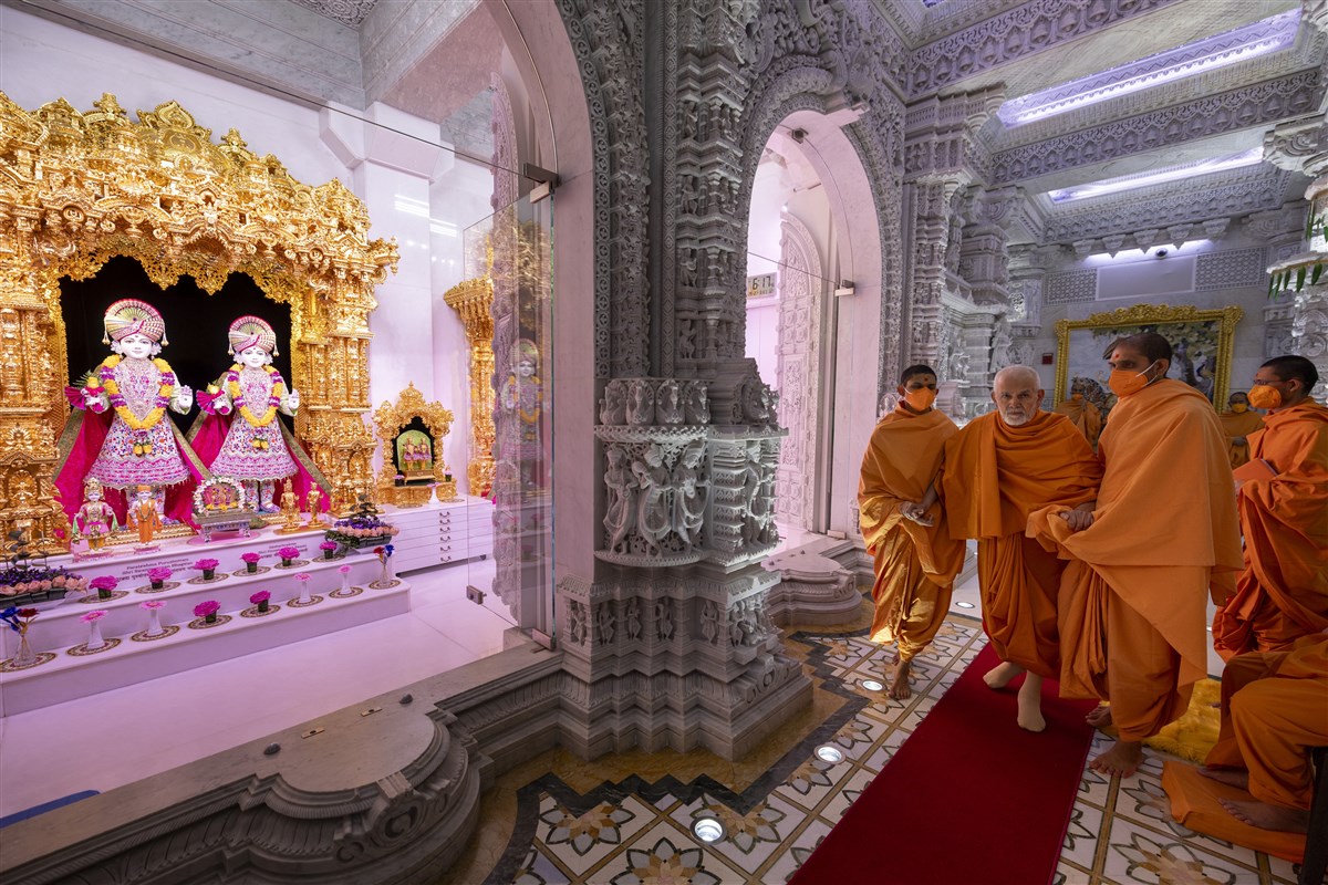 Swamishri goes from one shrine to the other for darshan