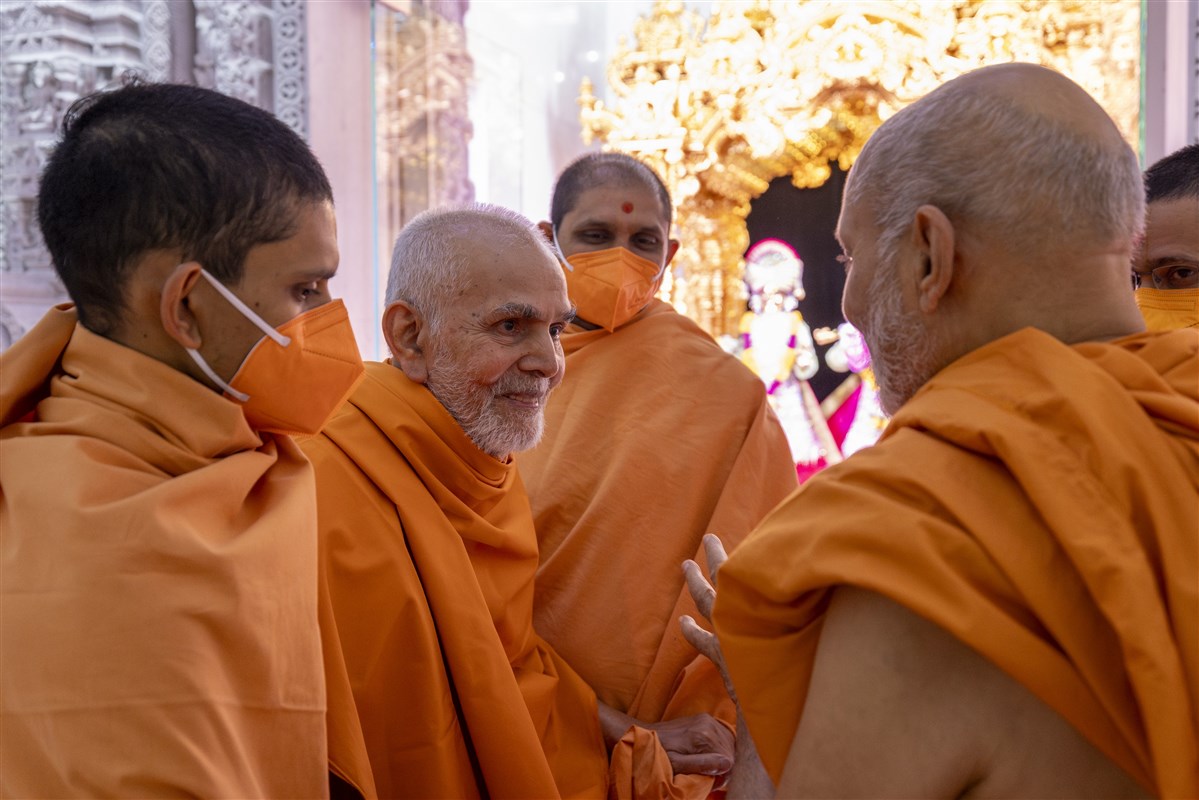 Swamishri in conversation with Sadguru Pujya Viveksagardas Swami