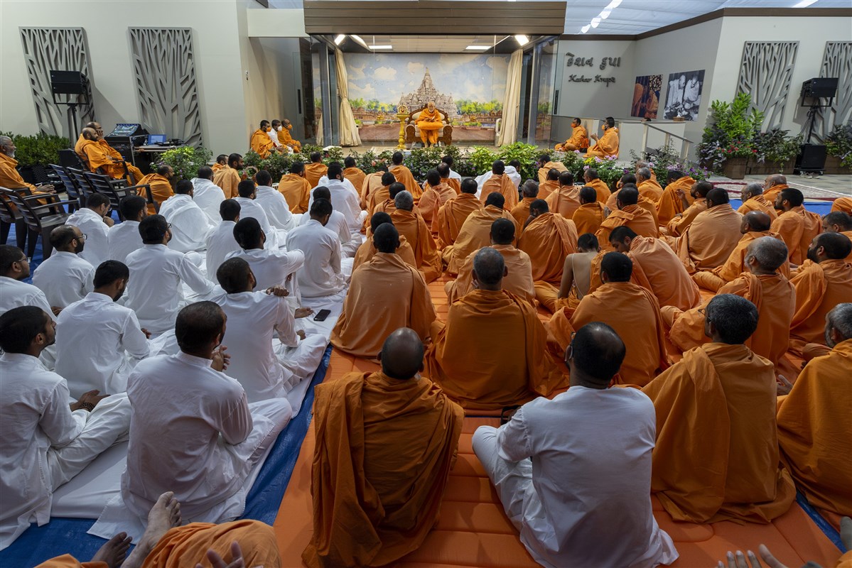 Swamis engrossed in Swamishri's puja