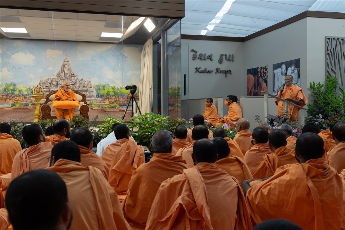 Pujya Narayanmunidas Swami addresses the assembly