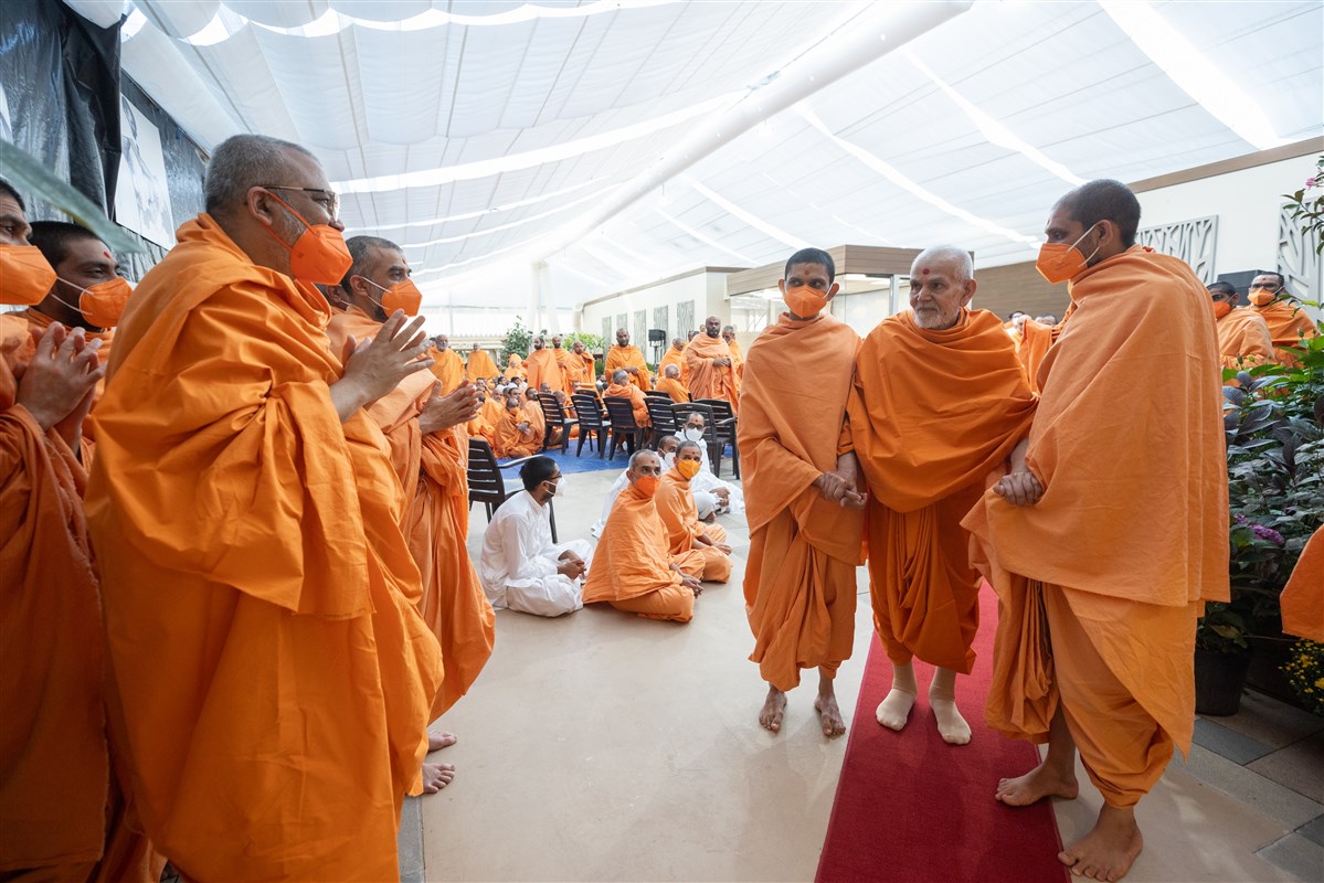 Swamishri acknowledges swamis
