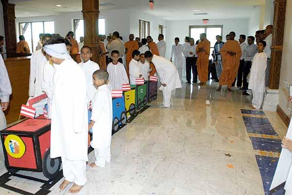 Balika Din, July 16, 2004 - Balaks eagerly wait to escort Swamishri to the mandir murtis