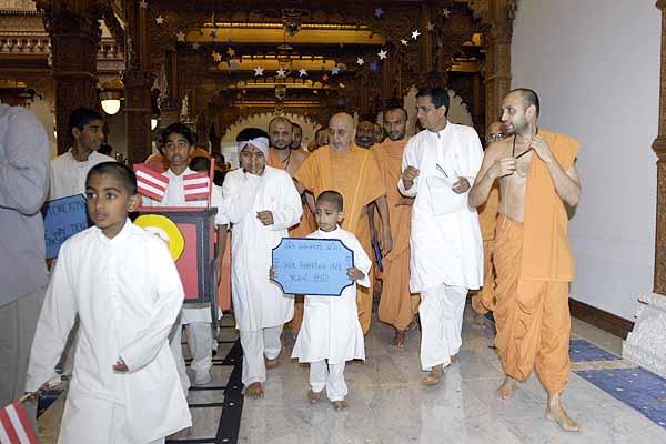 Balika Din, July 16, 2004 - Balaks form a human train and escort Swamishri to the mandir murtis 