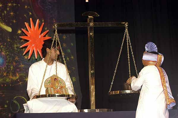 Balika Din, July 16, 2004 - Balaks offer their devotion to Shri Harikrishna Maharaj with a 'Chocolate Tula' 