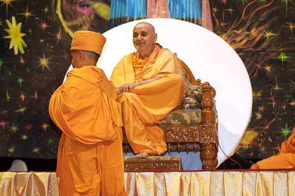 Balika Din, July 16, 2004 - Swamishri smiles at a balak dressed as a sadhu 