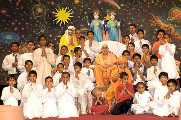 Balika Din, July 16, 2004 -  Swamishri and all the participants 