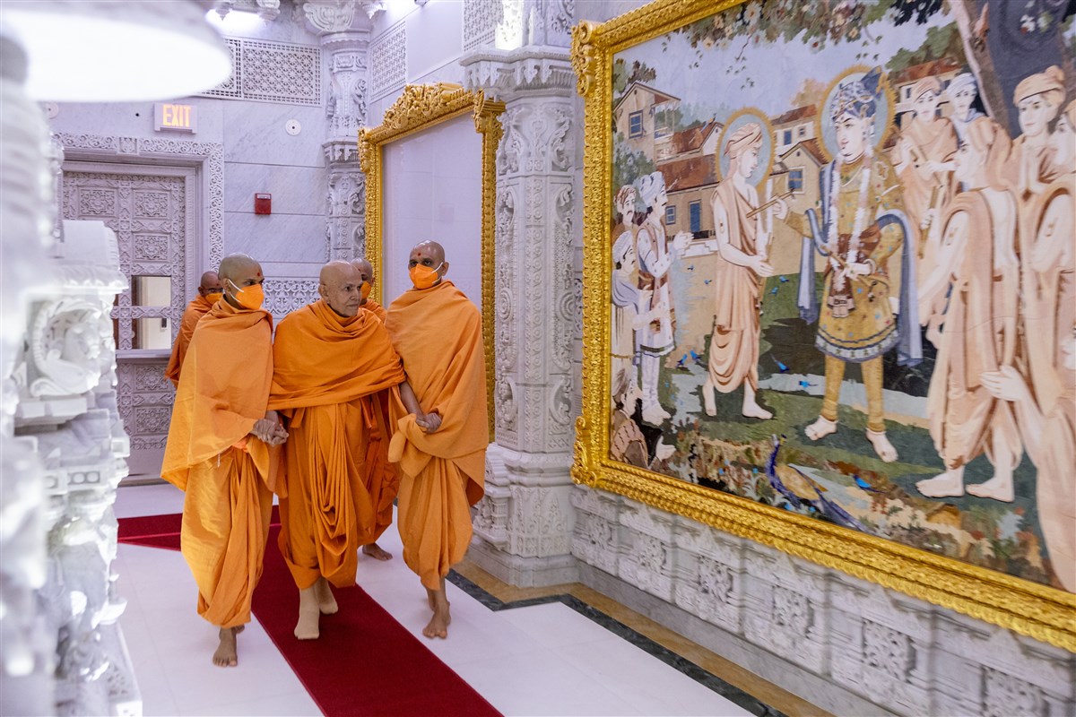 Param Pujya Mahant Swami Maharaj observes a mural on his way to Thakorji's darshan