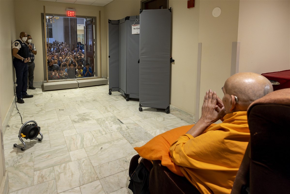 Swamishri greets devotees with folded hands in the evening