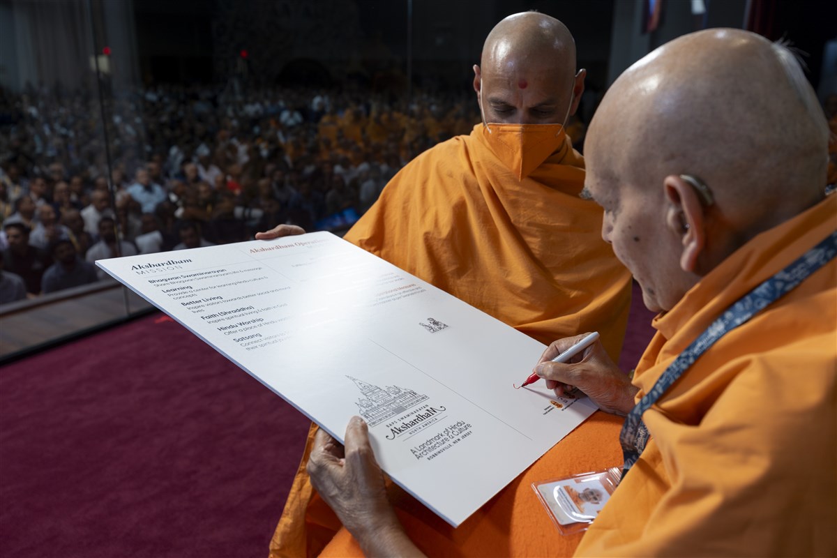 Swamishri signs the Akshardham vision document