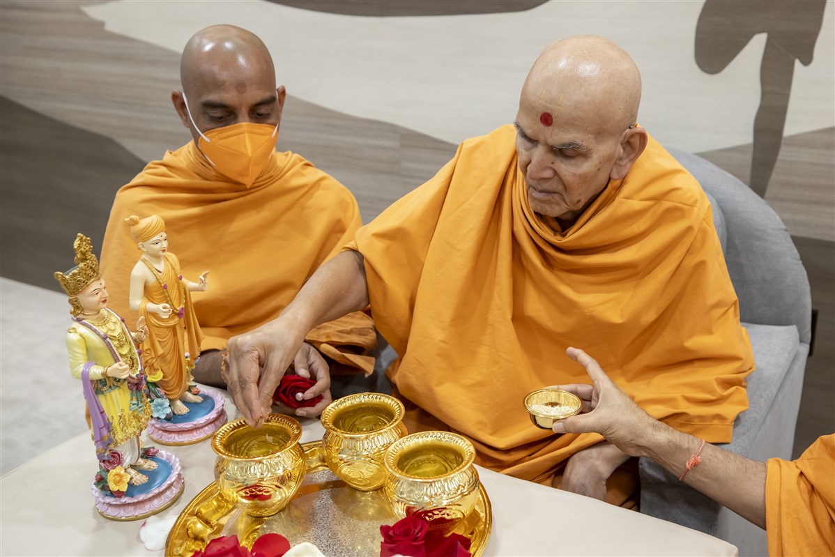 Swamishri consecrates water from 402 waterbodies across the world