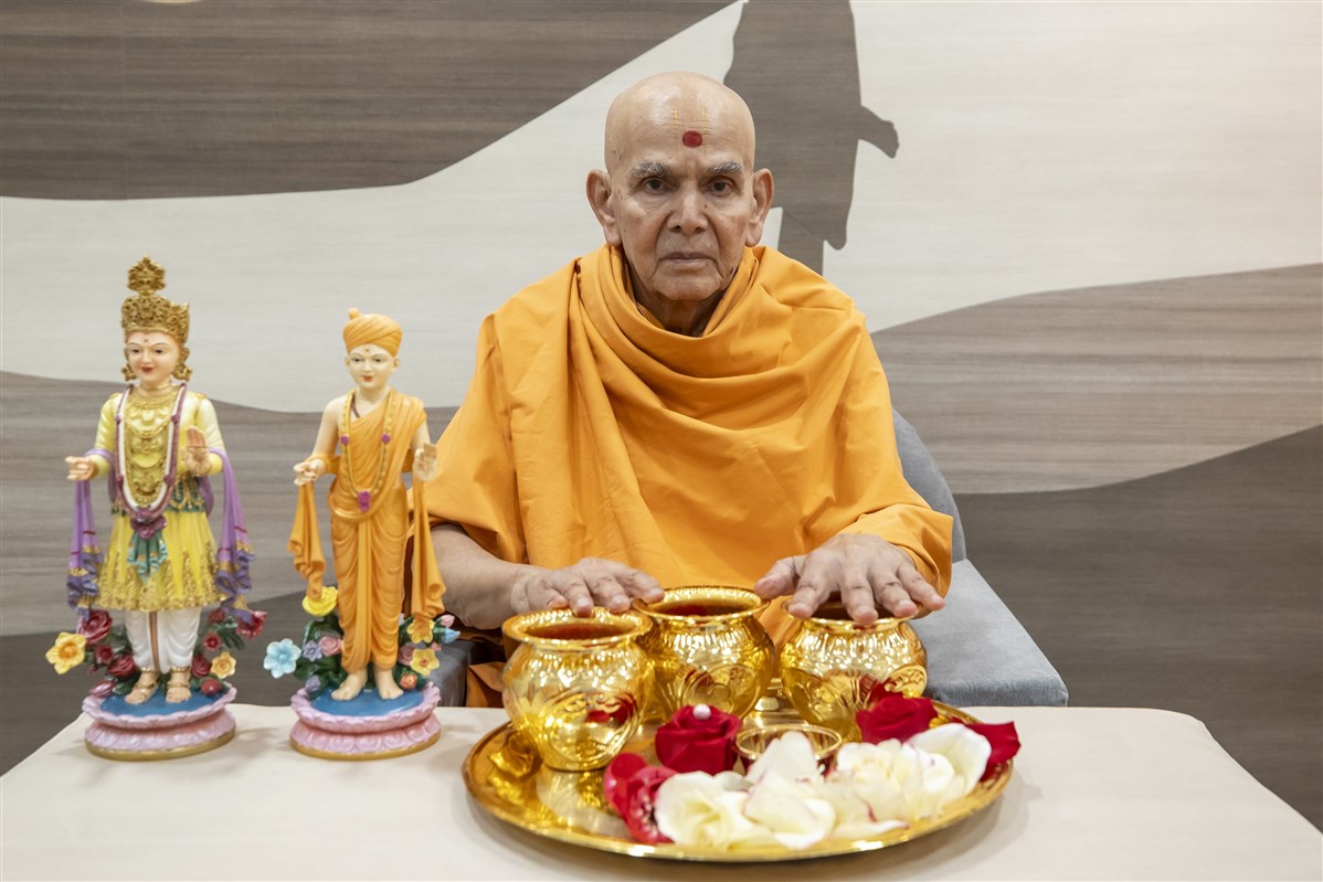 Swamishri consecrates water from 402 waterbodies across the world