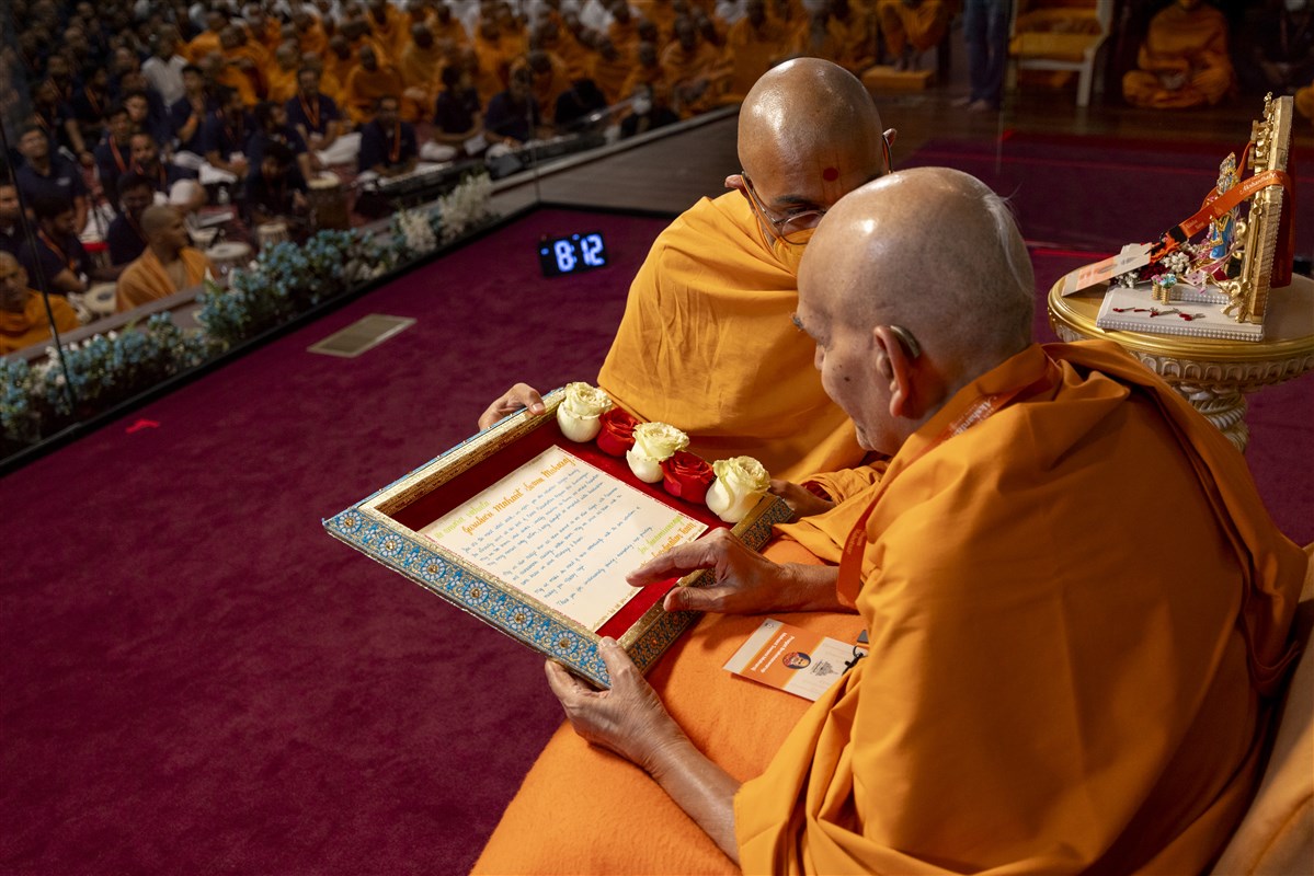 Swamishri sanctifies heartfelt prayers written by mahila volunteers