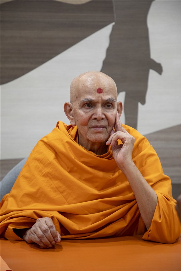 Swamishri in conversation with swamis