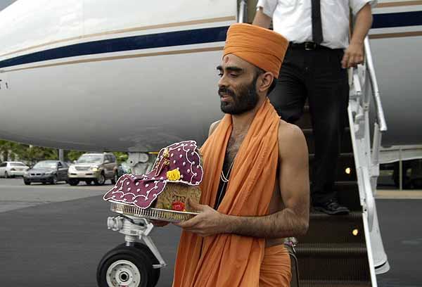 Shri Harikrishna Maharaj arrives at Orlando Executive Airport 	