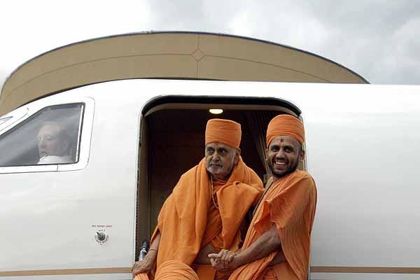 Swamishri disembarks at Orlando 