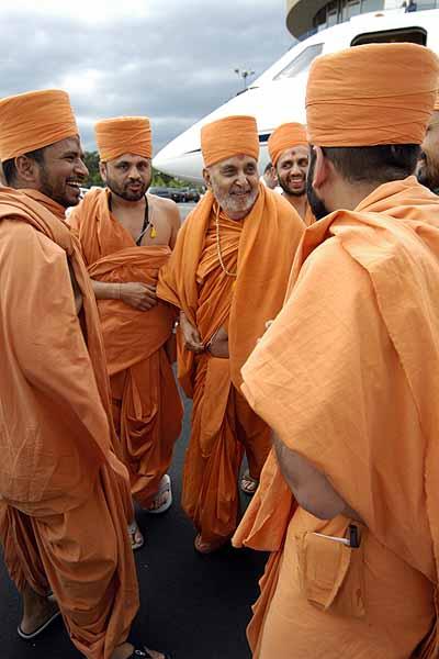 Swamishri meets saints 