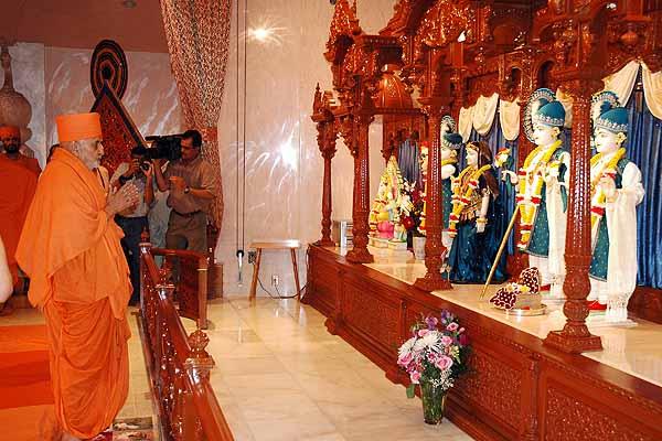 Swamishri deeply engaged in darshan 