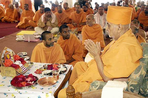 Swamishri performs the Vishwashanti Mahayagna