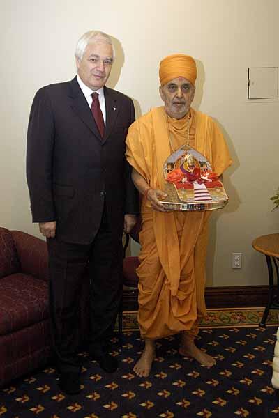 Swamishri with the Lieutenant Governor of Ontario, Honorable James K. Bartleman 