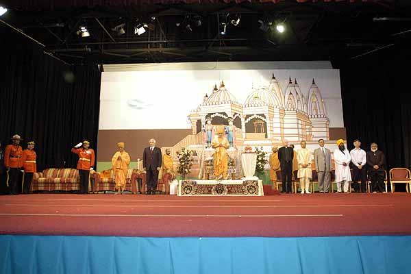 Swamishri with representatives of different faiths and government officials during the World Peace Prayer assembly 