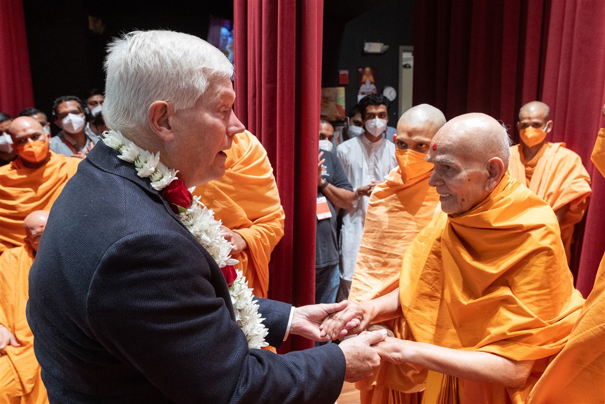 Swamishri and Rep. Pete Sessions engage in a conversation