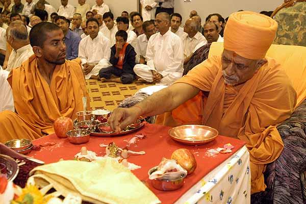  Pujya Doctor Swami performs the Mahapuja Vidhi prior to the Murti Pratishtha 