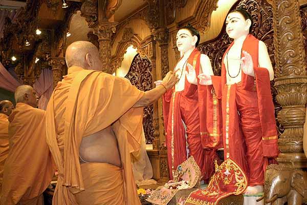 Swamishri performs various rituals during the Murti Pratishtha 
