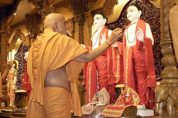 Swamishri performs various rituals during the Murti Pratishtha 