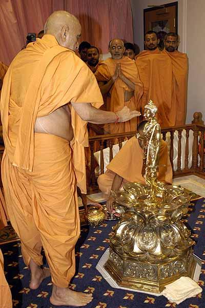Swamishri applies a chandlo to Shri Nilkanth Varni 