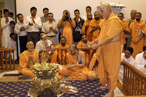 Swamishri does aarti of Shri Nilkanth Varni 