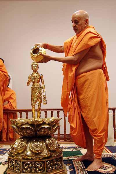  Swamishri offers a "jal abhishek" to Shri Nilkanth Varni 